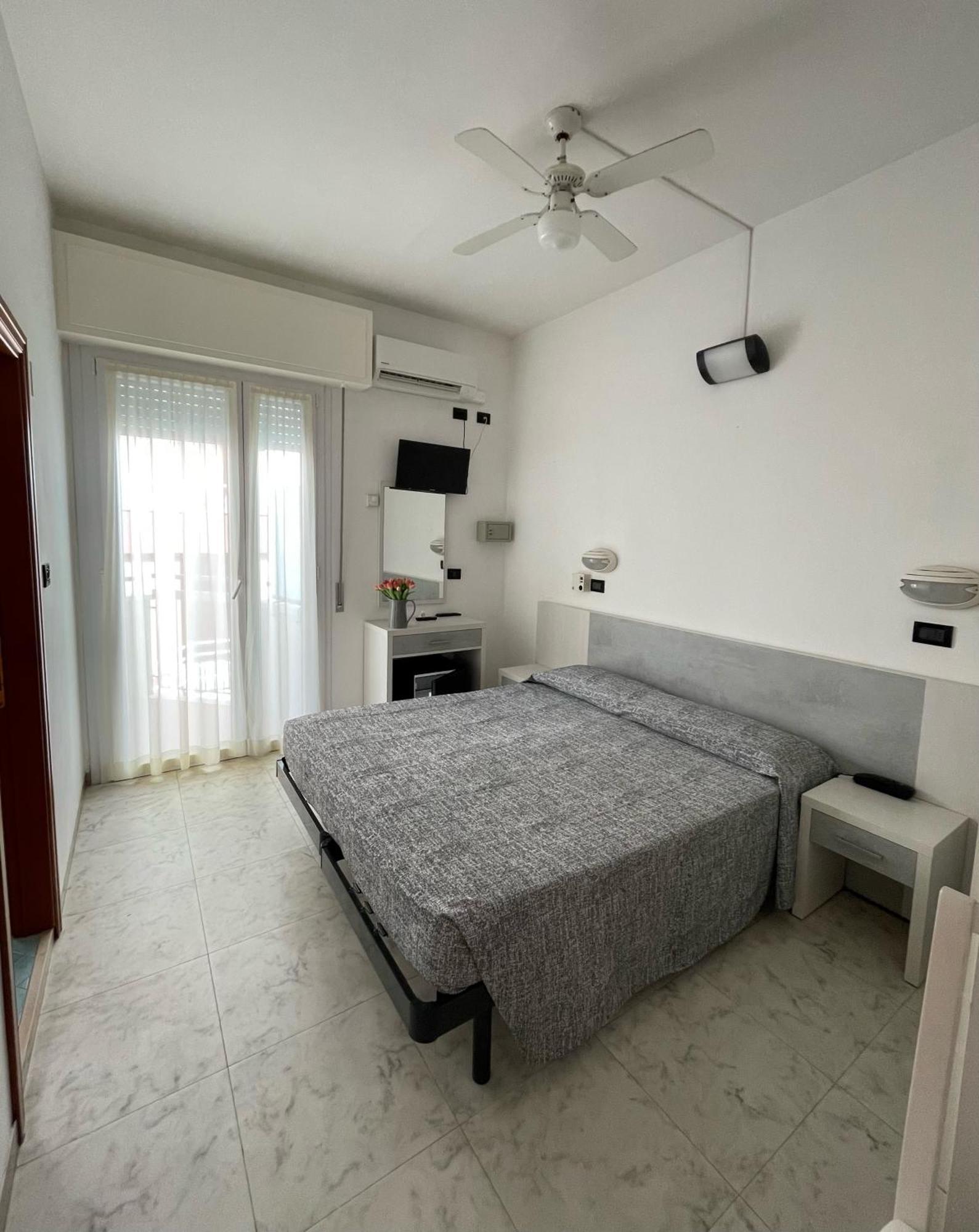 Hotel Haway Ріміні Екстер'єр фото